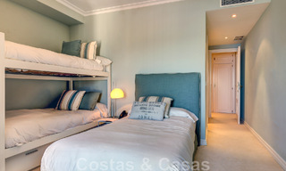 Vente d'un gigantesque duplex penthouse avec vue imprenable sur la mer, sur la plage de la marina de Puerto Banus, à Marbella 49132 