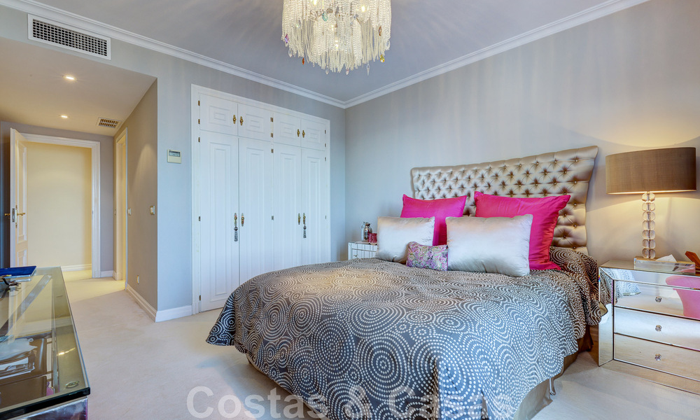 Vente d'un gigantesque duplex penthouse avec vue imprenable sur la mer, sur la plage de la marina de Puerto Banus, à Marbella 49134