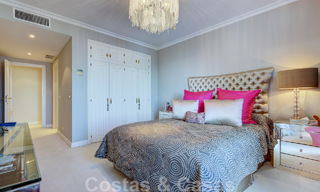 Vente d'un gigantesque duplex penthouse avec vue imprenable sur la mer, sur la plage de la marina de Puerto Banus, à Marbella 49134 