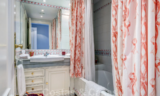 Vente d'un gigantesque duplex penthouse avec vue imprenable sur la mer, sur la plage de la marina de Puerto Banus, à Marbella 49135 