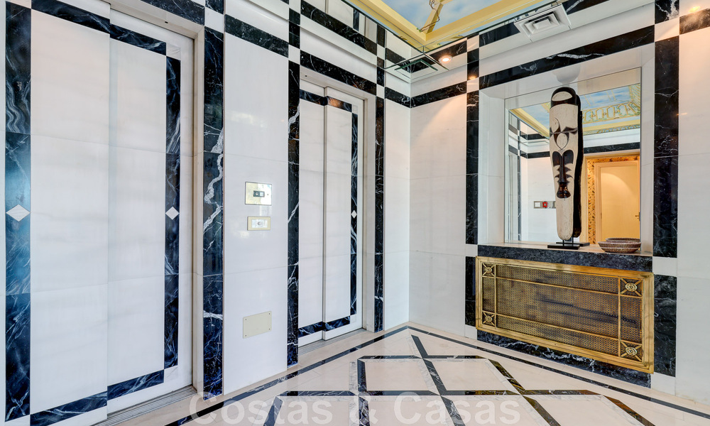Vente d'un gigantesque duplex penthouse avec vue imprenable sur la mer, sur la plage de la marina de Puerto Banus, à Marbella 49136