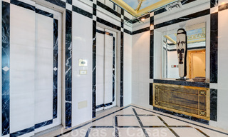 Vente d'un gigantesque duplex penthouse avec vue imprenable sur la mer, sur la plage de la marina de Puerto Banus, à Marbella 49136 