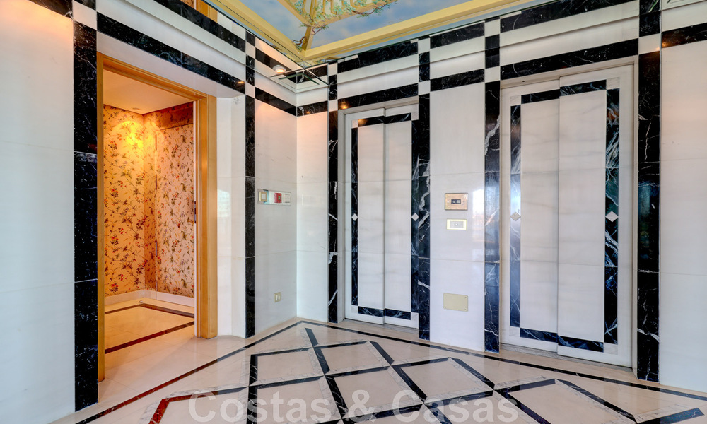 Vente d'un gigantesque duplex penthouse avec vue imprenable sur la mer, sur la plage de la marina de Puerto Banus, à Marbella 49137