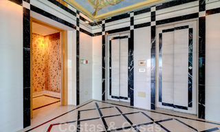 Vente d'un gigantesque duplex penthouse avec vue imprenable sur la mer, sur la plage de la marina de Puerto Banus, à Marbella 49137 