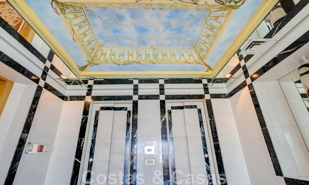 Vente d'un gigantesque duplex penthouse avec vue imprenable sur la mer, sur la plage de la marina de Puerto Banus, à Marbella 49138