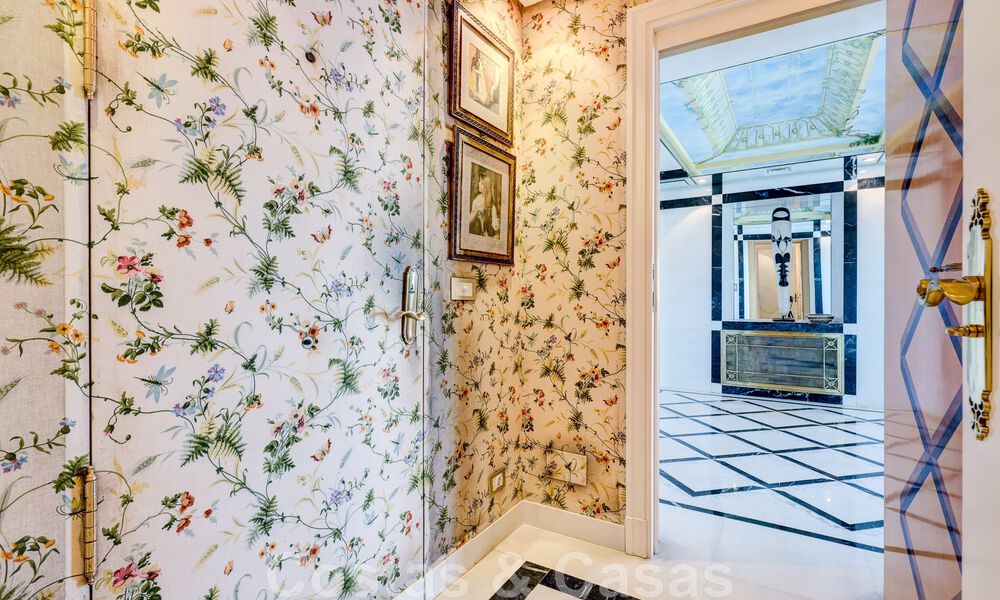 Vente d'un gigantesque duplex penthouse avec vue imprenable sur la mer, sur la plage de la marina de Puerto Banus, à Marbella 49139