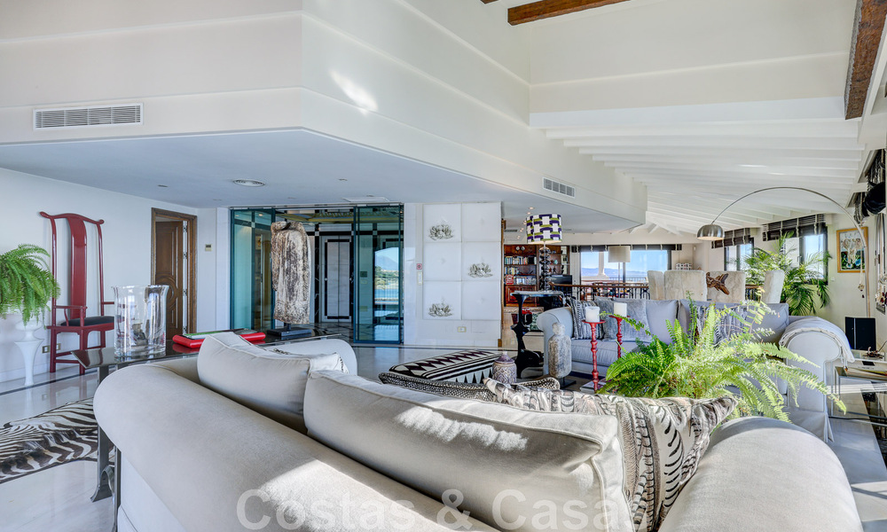 Vente d'un gigantesque duplex penthouse avec vue imprenable sur la mer, sur la plage de la marina de Puerto Banus, à Marbella 49141