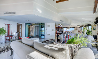 Vente d'un gigantesque duplex penthouse avec vue imprenable sur la mer, sur la plage de la marina de Puerto Banus, à Marbella 49141 
