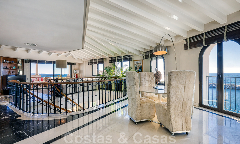 Vente d'un gigantesque duplex penthouse avec vue imprenable sur la mer, sur la plage de la marina de Puerto Banus, à Marbella 49143