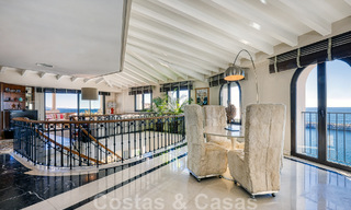 Vente d'un gigantesque duplex penthouse avec vue imprenable sur la mer, sur la plage de la marina de Puerto Banus, à Marbella 49143 