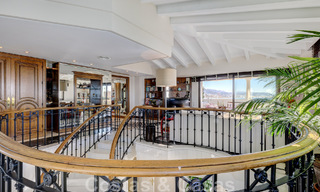 Vente d'un gigantesque duplex penthouse avec vue imprenable sur la mer, sur la plage de la marina de Puerto Banus, à Marbella 49144 
