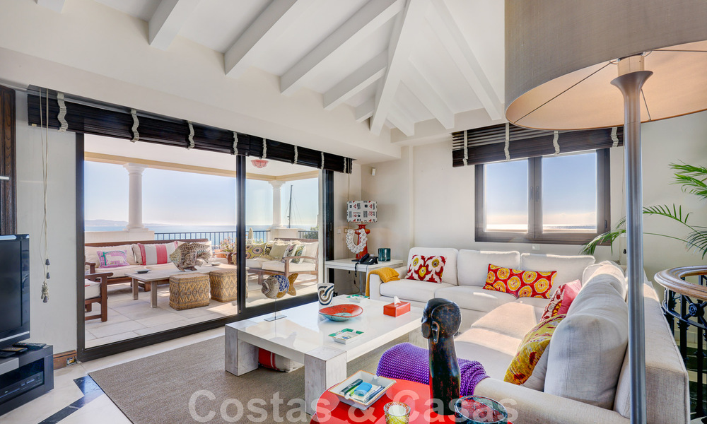 Vente d'un gigantesque duplex penthouse avec vue imprenable sur la mer, sur la plage de la marina de Puerto Banus, à Marbella 49145