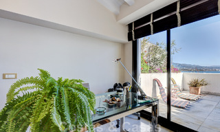 Vente d'un gigantesque duplex penthouse avec vue imprenable sur la mer, sur la plage de la marina de Puerto Banus, à Marbella 49148 