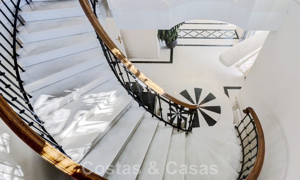 Vente d'un gigantesque duplex penthouse avec vue imprenable sur la mer, sur la plage de la marina de Puerto Banus, à Marbella 49149