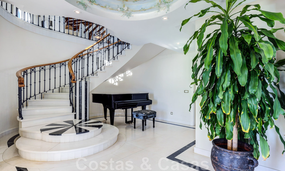 Vente d'un gigantesque duplex penthouse avec vue imprenable sur la mer, sur la plage de la marina de Puerto Banus, à Marbella 49150