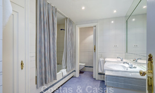 Vente d'un gigantesque duplex penthouse avec vue imprenable sur la mer, sur la plage de la marina de Puerto Banus, à Marbella 49151 