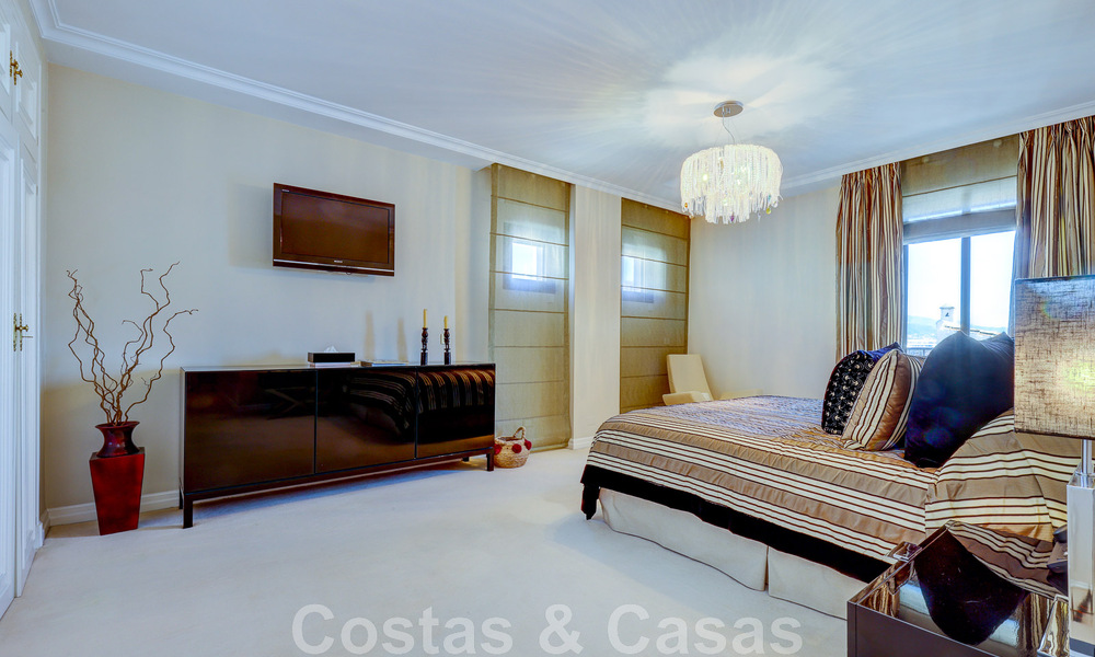 Vente d'un gigantesque duplex penthouse avec vue imprenable sur la mer, sur la plage de la marina de Puerto Banus, à Marbella 49152