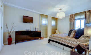 Vente d'un gigantesque duplex penthouse avec vue imprenable sur la mer, sur la plage de la marina de Puerto Banus, à Marbella 49152 