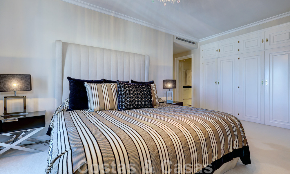 Vente d'un gigantesque duplex penthouse avec vue imprenable sur la mer, sur la plage de la marina de Puerto Banus, à Marbella 49154