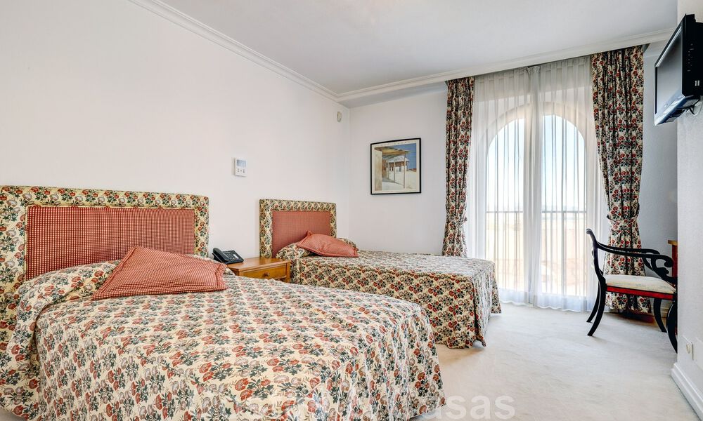 Vente d'un gigantesque duplex penthouse avec vue imprenable sur la mer, sur la plage de la marina de Puerto Banus, à Marbella 49157