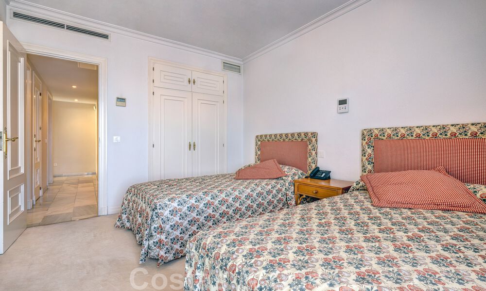 Vente d'un gigantesque duplex penthouse avec vue imprenable sur la mer, sur la plage de la marina de Puerto Banus, à Marbella 49158