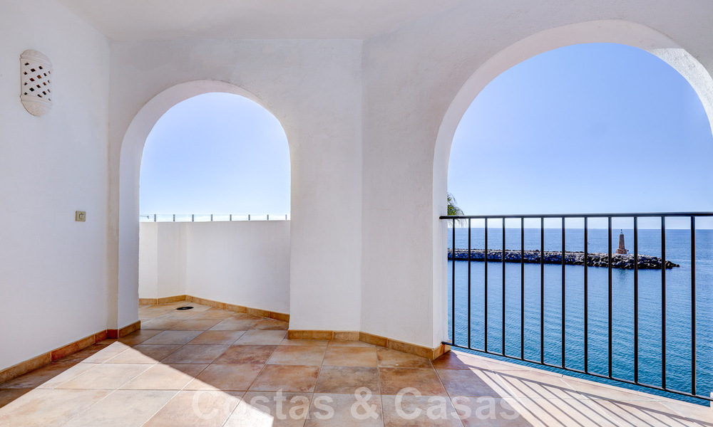 Vente d'un gigantesque duplex penthouse avec vue imprenable sur la mer, sur la plage de la marina de Puerto Banus, à Marbella 49160