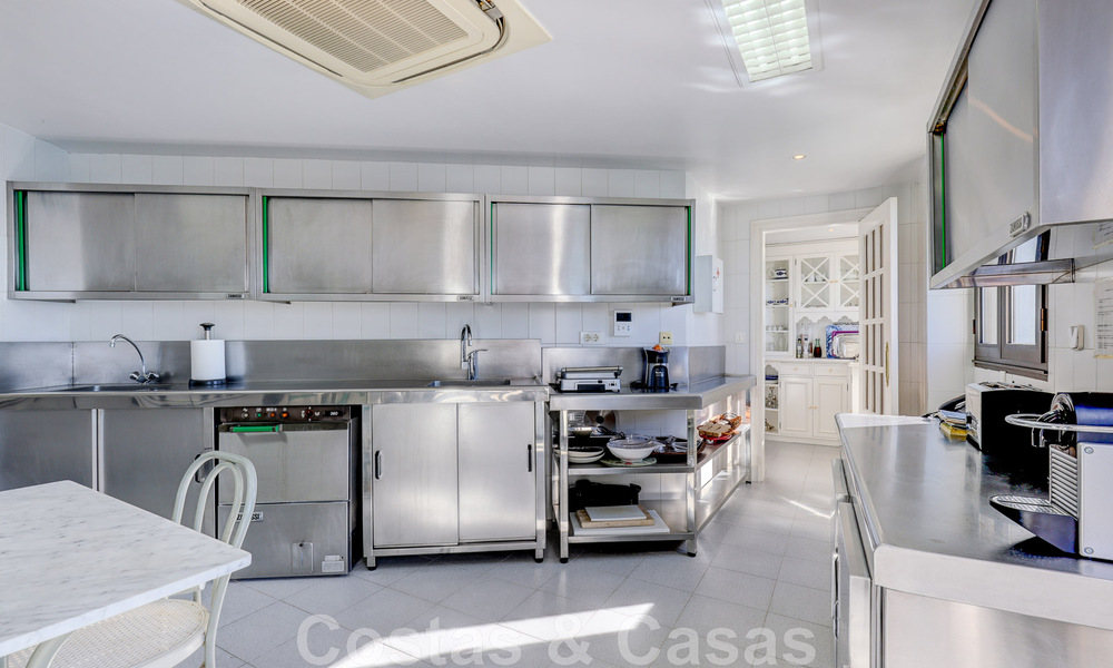 Vente d'un gigantesque duplex penthouse avec vue imprenable sur la mer, sur la plage de la marina de Puerto Banus, à Marbella 49161