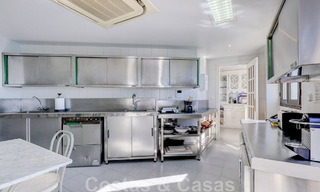 Vente d'un gigantesque duplex penthouse avec vue imprenable sur la mer, sur la plage de la marina de Puerto Banus, à Marbella 49161 