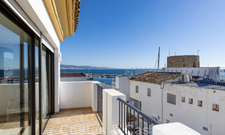 Vente d'un gigantesque duplex penthouse avec vue imprenable sur la mer, sur la plage de la marina de Puerto Banus, à Marbella 49167 
