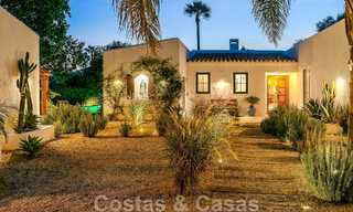 Belle villa de style Ibiza à vendre avec une grande maison pour invités séparée, située à l'ouest de Marbella 49914 