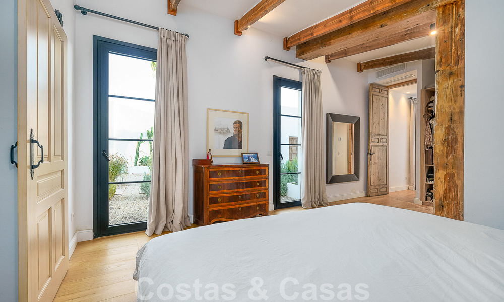 Belle villa de style Ibiza à vendre avec une grande maison pour invités séparée, située à l'ouest de Marbella 49915