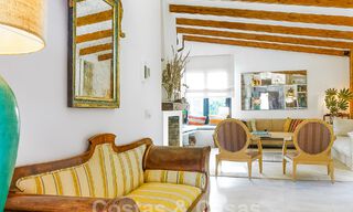 Belle villa de style Ibiza à vendre avec une grande maison pour invités séparée, située à l'ouest de Marbella 49916 