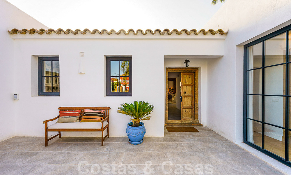 Belle villa de style Ibiza à vendre avec une grande maison pour invités séparée, située à l'ouest de Marbella 49917