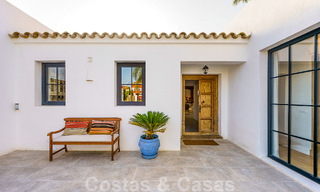 Belle villa de style Ibiza à vendre avec une grande maison pour invités séparée, située à l'ouest de Marbella 49917 