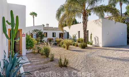 Belle villa de style Ibiza à vendre avec une grande maison pour invités séparée, située à l'ouest de Marbella 49918