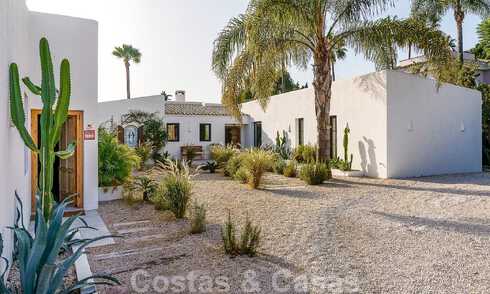 Belle villa de style Ibiza à vendre avec une grande maison pour invités séparée, située à l'ouest de Marbella 49918