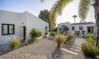 Belle villa de style Ibiza à vendre avec une grande maison pour invités séparée, située à l'ouest de Marbella 49919 