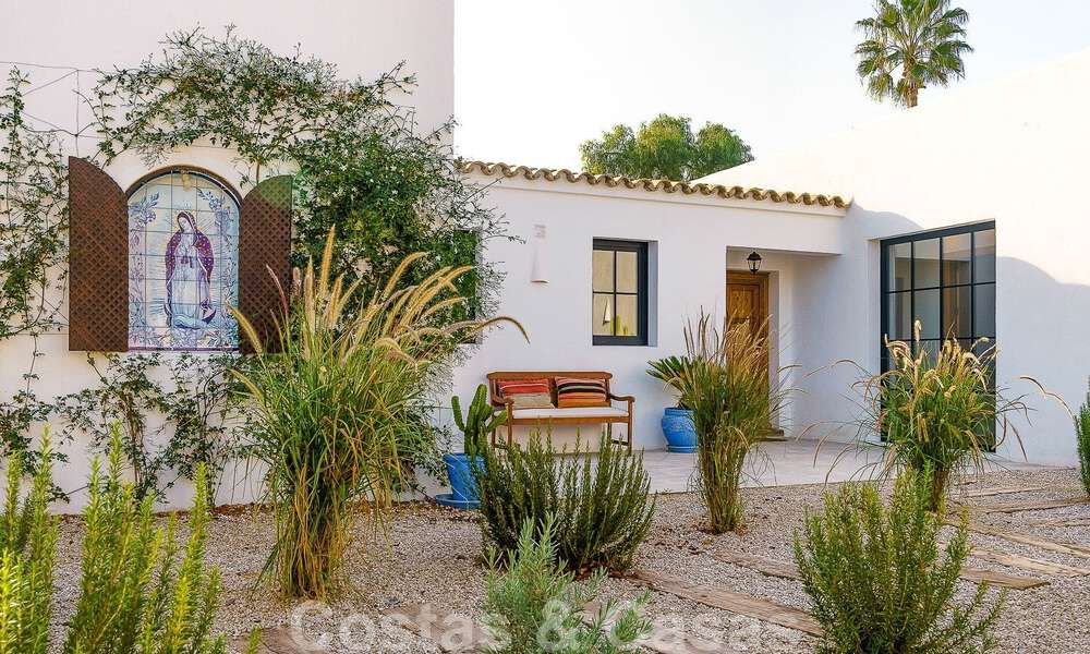 Belle villa de style Ibiza à vendre avec une grande maison pour invités séparée, située à l'ouest de Marbella 49920