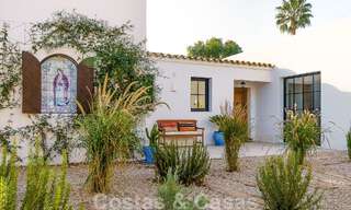 Belle villa de style Ibiza à vendre avec une grande maison pour invités séparée, située à l'ouest de Marbella 49920 