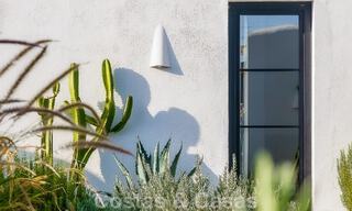 Belle villa de style Ibiza à vendre avec une grande maison pour invités séparée, située à l'ouest de Marbella 49921 