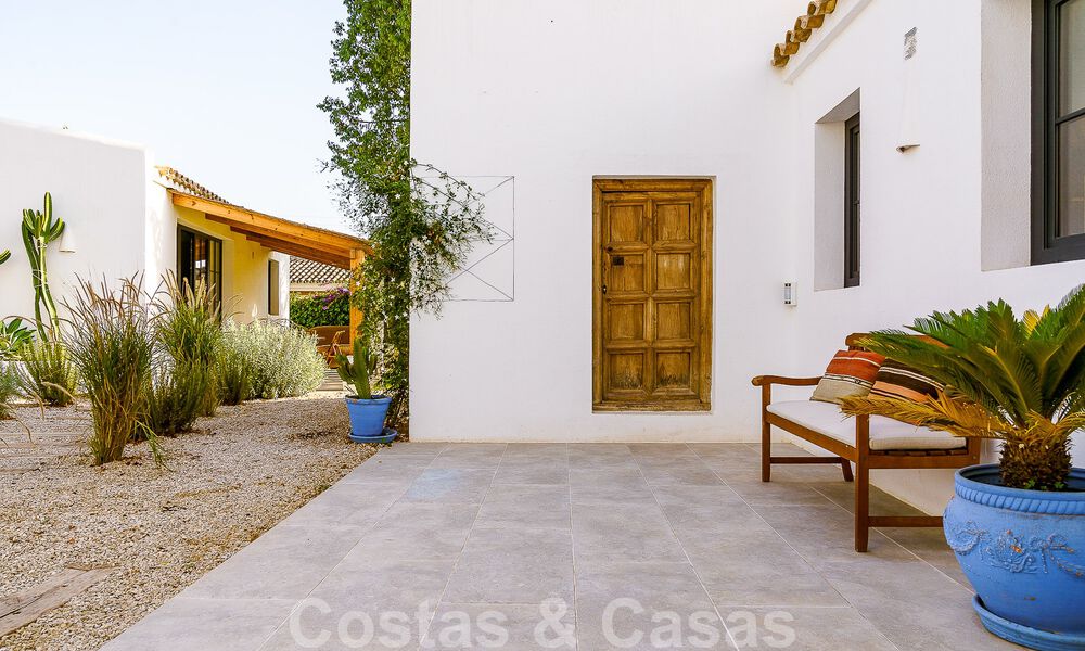 Belle villa de style Ibiza à vendre avec une grande maison pour invités séparée, située à l'ouest de Marbella 49922