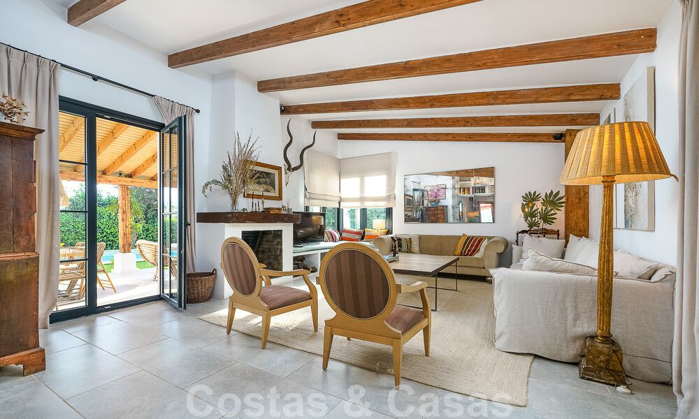 Belle villa de style Ibiza à vendre avec une grande maison pour invités séparée, située à l'ouest de Marbella 49924