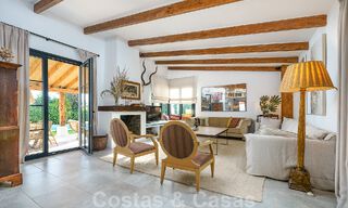 Belle villa de style Ibiza à vendre avec une grande maison pour invités séparée, située à l'ouest de Marbella 49924 