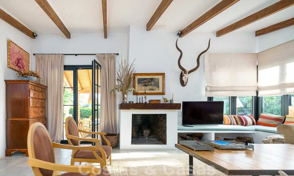 Belle villa de style Ibiza à vendre avec une grande maison pour invités séparée, située à l'ouest de Marbella 49925