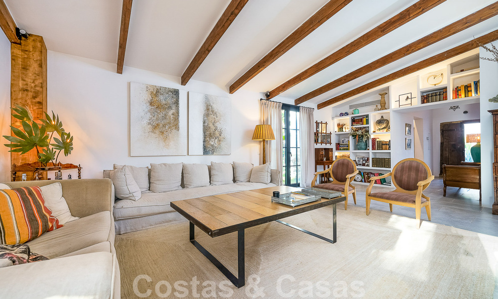 Belle villa de style Ibiza à vendre avec une grande maison pour invités séparée, située à l'ouest de Marbella 49926