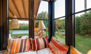 Belle villa de style Ibiza à vendre avec une grande maison pour invités séparée, située à l'ouest de Marbella 49927 