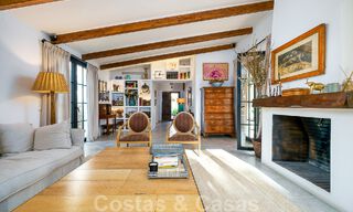 Belle villa de style Ibiza à vendre avec une grande maison pour invités séparée, située à l'ouest de Marbella 49928 