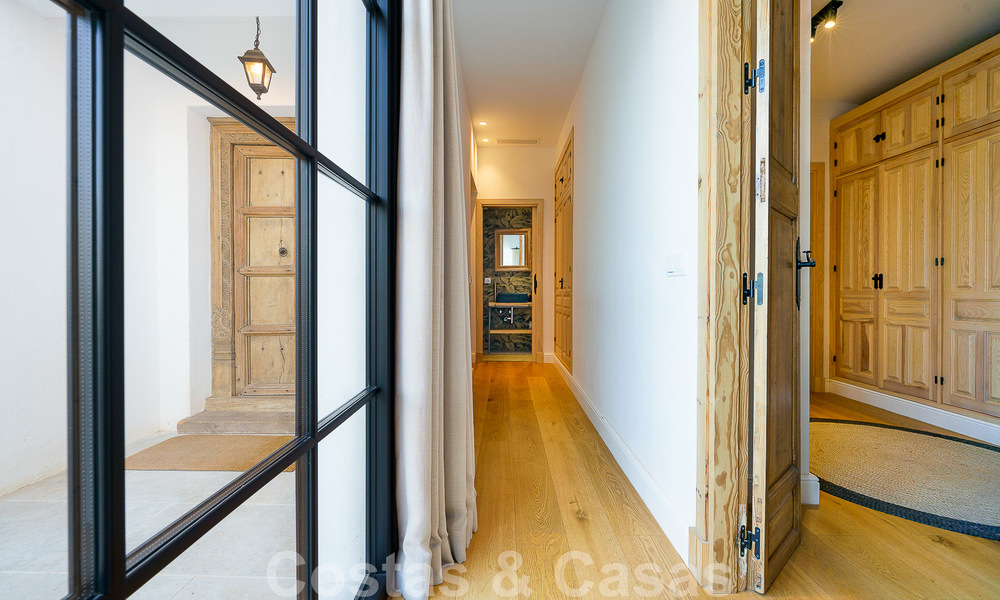 Belle villa de style Ibiza à vendre avec une grande maison pour invités séparée, située à l'ouest de Marbella 49930