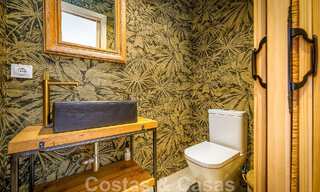 Belle villa de style Ibiza à vendre avec une grande maison pour invités séparée, située à l'ouest de Marbella 49931 