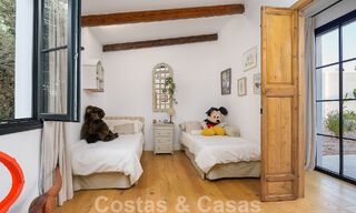 Belle villa de style Ibiza à vendre avec une grande maison pour invités séparée, située à l'ouest de Marbella 49932 